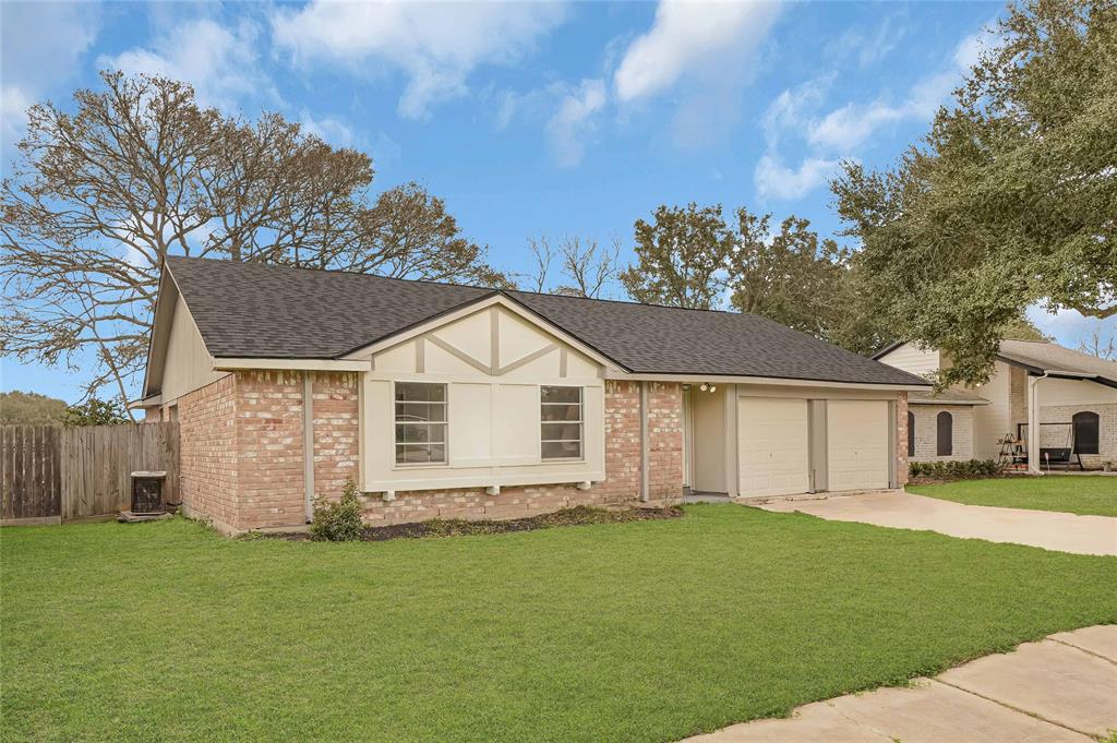 5010 Appleblossom Lane, Friendswood, Texas image 1