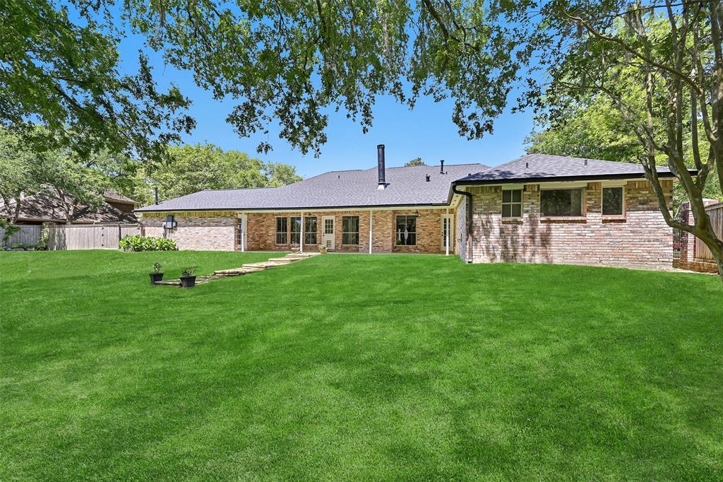 704 Balmoral Court, Friendswood, Texas image 32