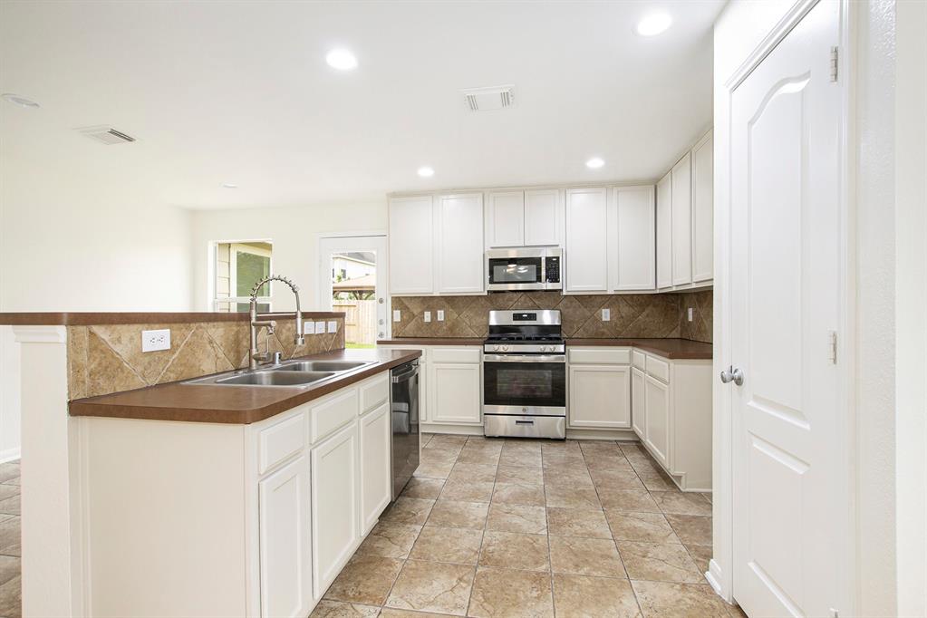 7719 Serene Wood Lane, Cypress, Texas image 13
