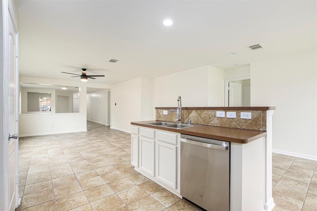 7719 Serene Wood Lane, Cypress, Texas image 16