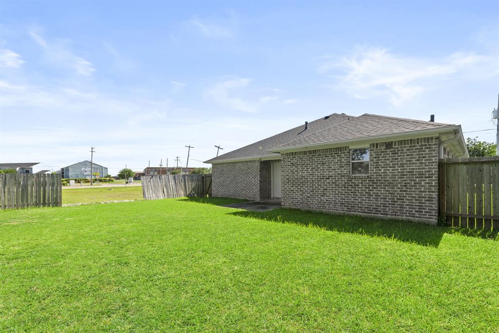 4111 Country Club Drive, Dickinson, Texas image 28