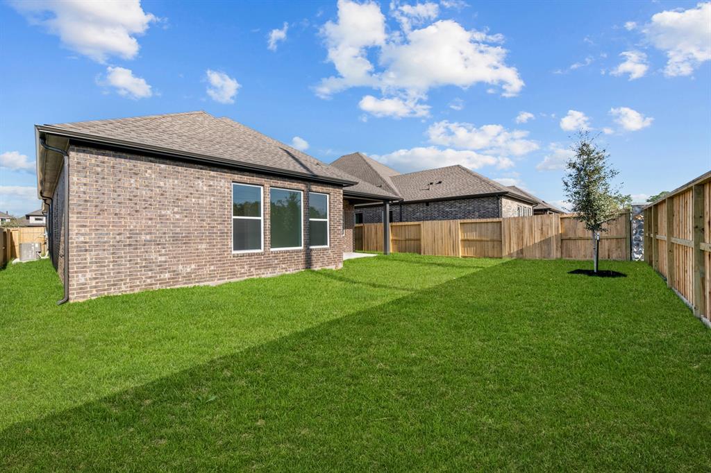 12335 Grassy Bend Drive, Mont Belvieu, Texas image 9