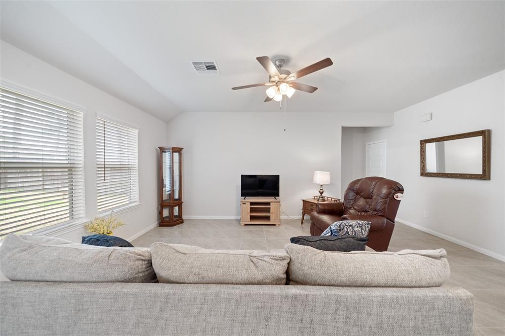 2322 E Winding Pines Dr, Tomball, Texas image 4