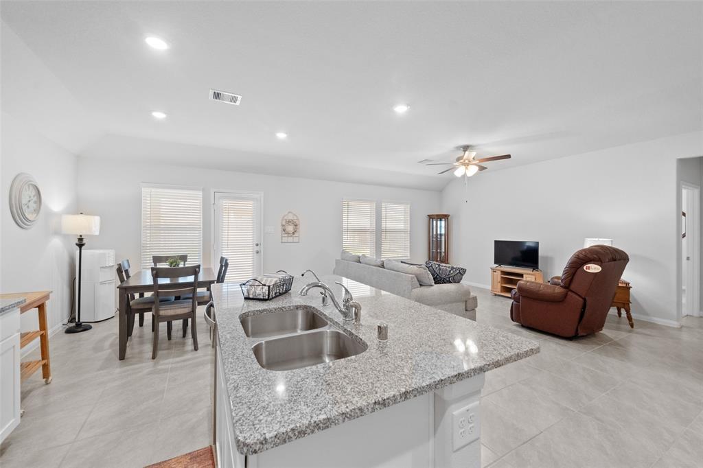 2322 E Winding Pines Dr, Tomball, Texas image 1