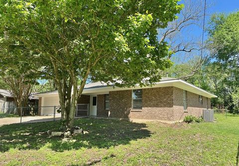 Photo of 802 E Terrell Avenue, Crockett, TX 75835 (MLS # 76903620)