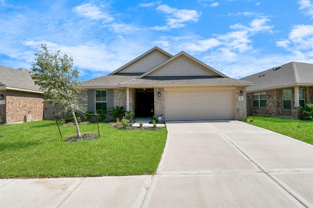 333 Bryan Way, Angleton, Texas image 2