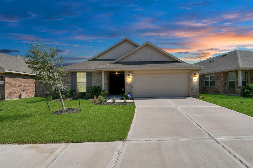 333 Bryan Way, Angleton, Texas image 3