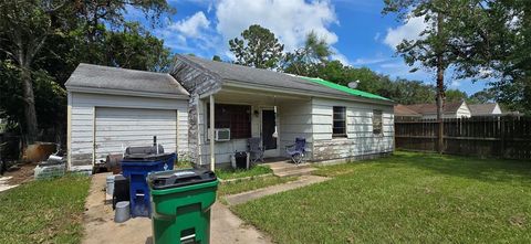 A home in Angleton