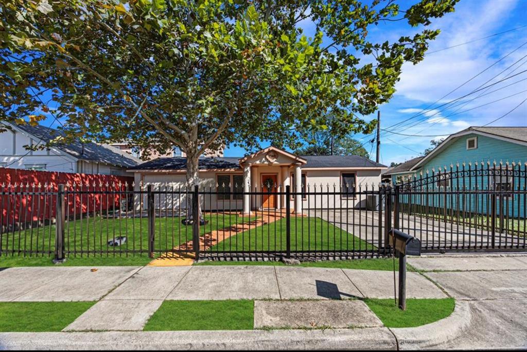 910 Coronado Street, Houston, Texas image 1