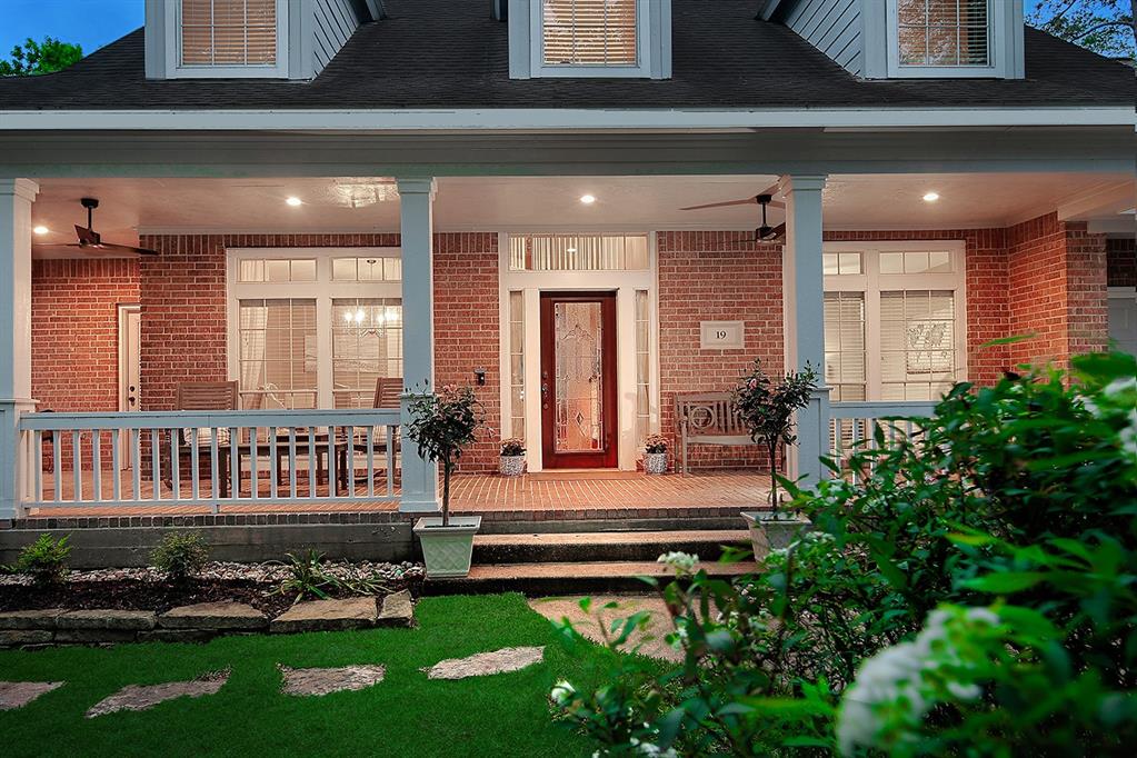 19 Crested Point Place, The Woodlands, Texas image 2