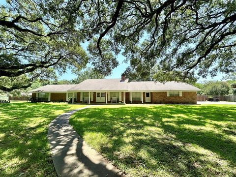 Photo of 4 Renwick Street, Bay City, TX 77414 (MLS # 82631329)