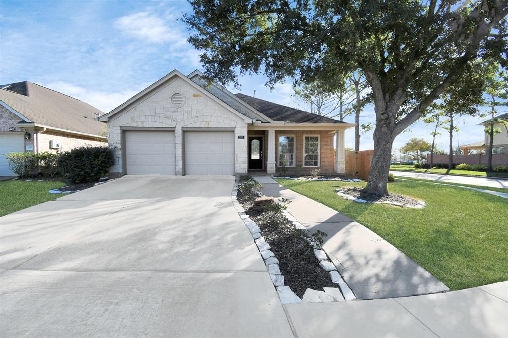 2107 Breezeway Lane, Pearland, Texas image 2