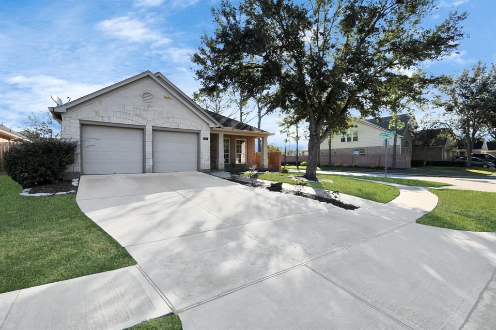 2107 Breezeway Lane, Pearland, Texas image 5