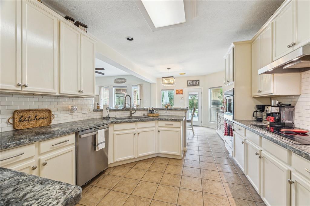 2610 Marble Creek Drive, Pearland, Texas image 8