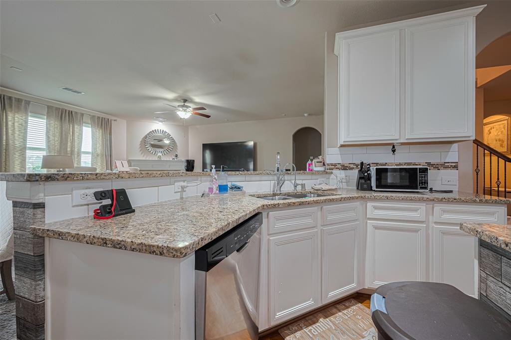2812 Baywater Creek Lane, Pearland, Texas image 9
