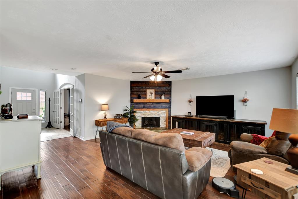 3231 Meadow Bay Lane, Dickinson, Texas image 9