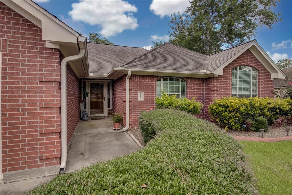 226 Sleepy Hollow Drive, Lake Jackson, Texas image 2
