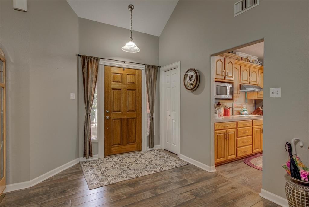 226 Sleepy Hollow Drive, Lake Jackson, Texas image 3