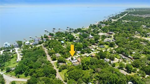 A home in Bacliff