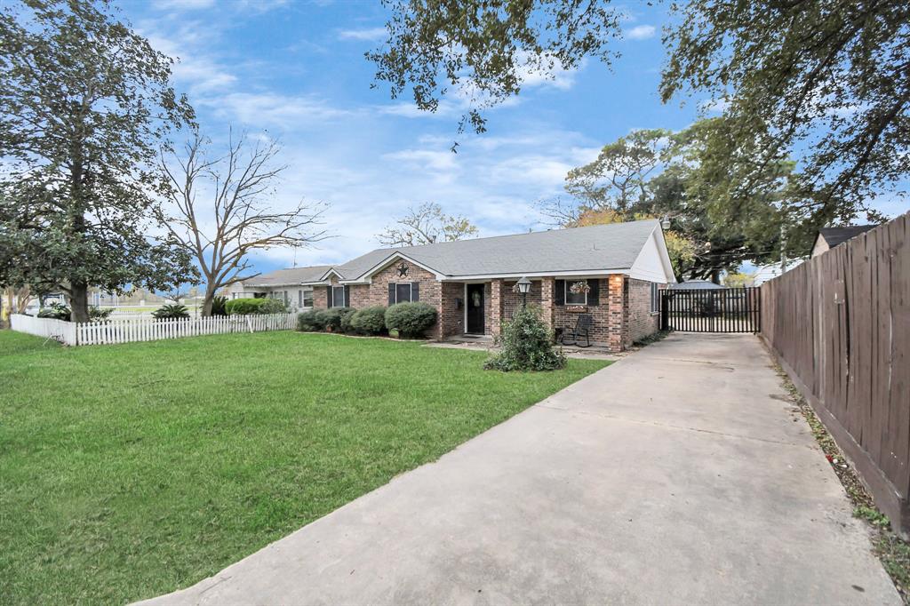 402 E Oak Street, Highlands, Texas image 2