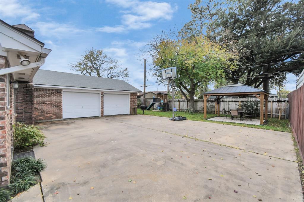 402 E Oak Street, Highlands, Texas image 32