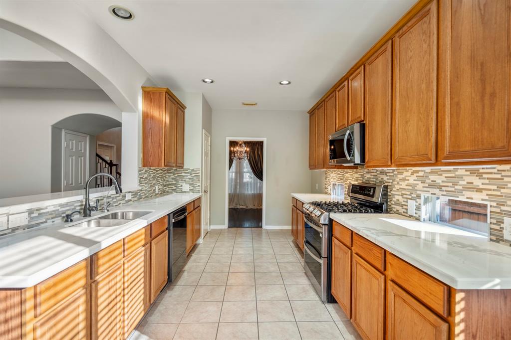 1222 Dunston Falls Drive, Spring, Texas image 13