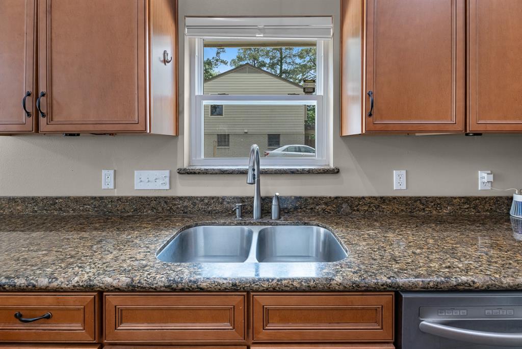 903 Castle Hill Trail, Kingwood, Texas image 11