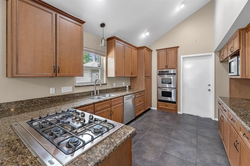 903 Castle Hill Trail, Kingwood, Texas image 12