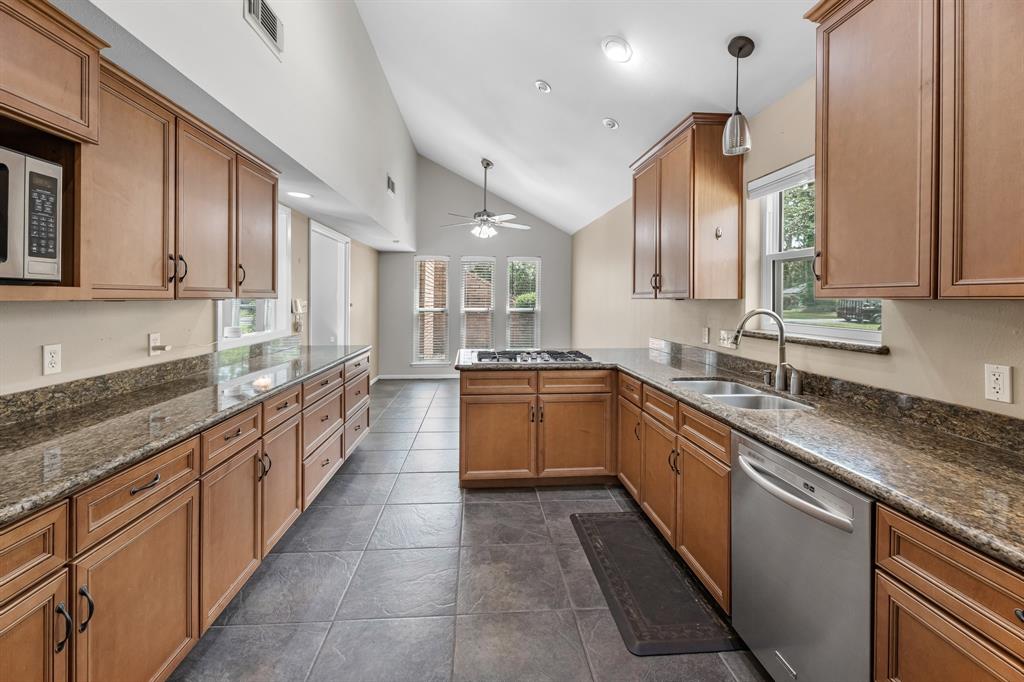 903 Castle Hill Trail, Kingwood, Texas image 10