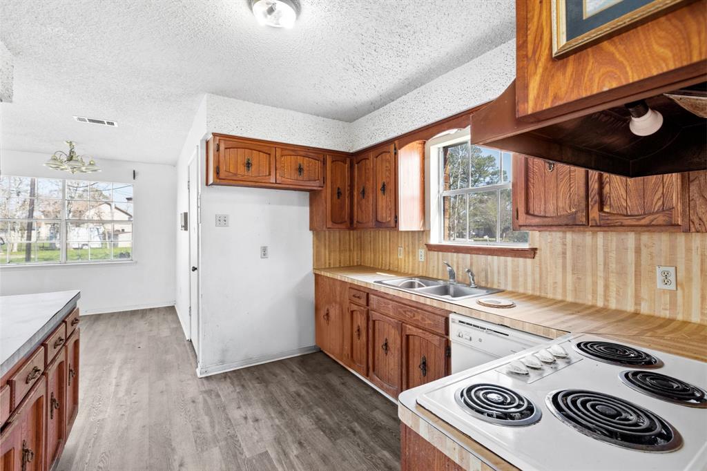 257 Briarcreek Street, Richwood, Texas image 16