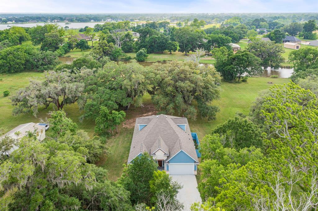 374 Cattle Drive Trail, Angleton, Texas image 5