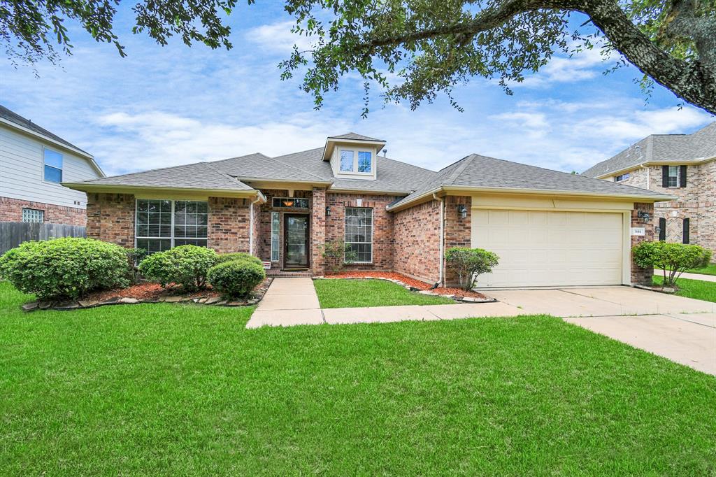 1604 Spring Glen Lane, Pearland, Texas image 1