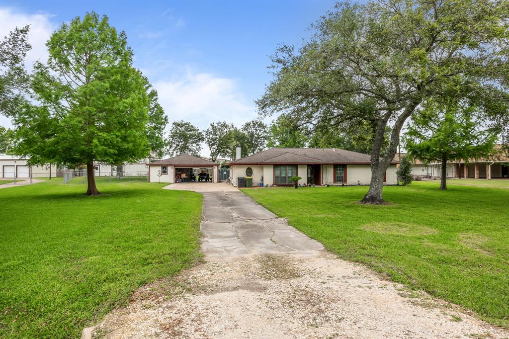 2234 Kelly Drive, Pearland, Texas image 2