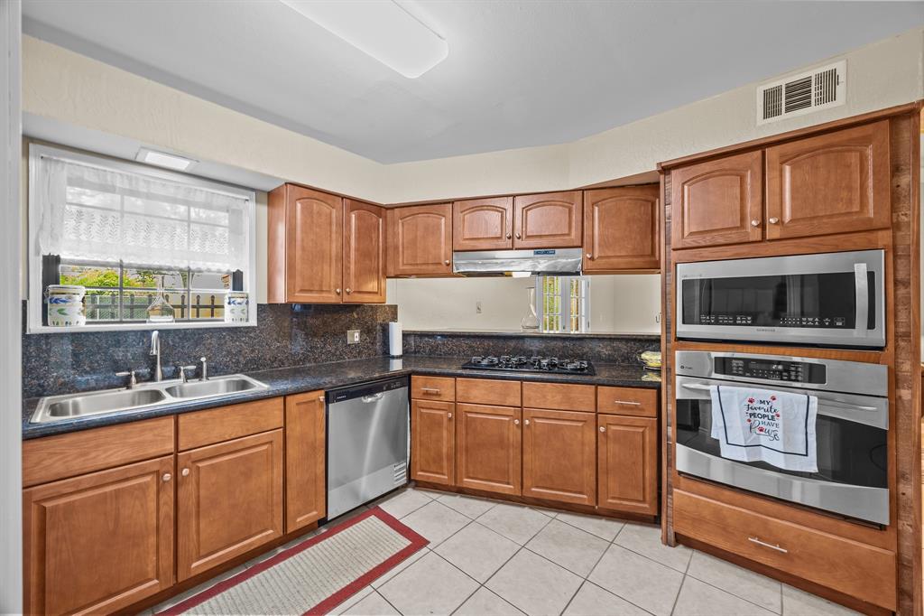 2234 Kelly Drive, Pearland, Texas image 10