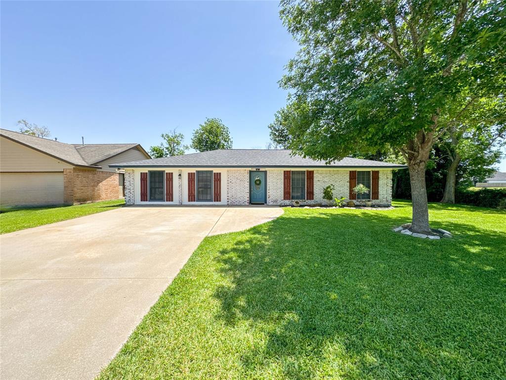 712 Molina Drive, Angleton, Texas image 31
