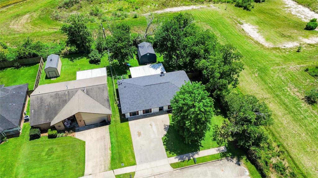 712 Molina Drive, Angleton, Texas image 35