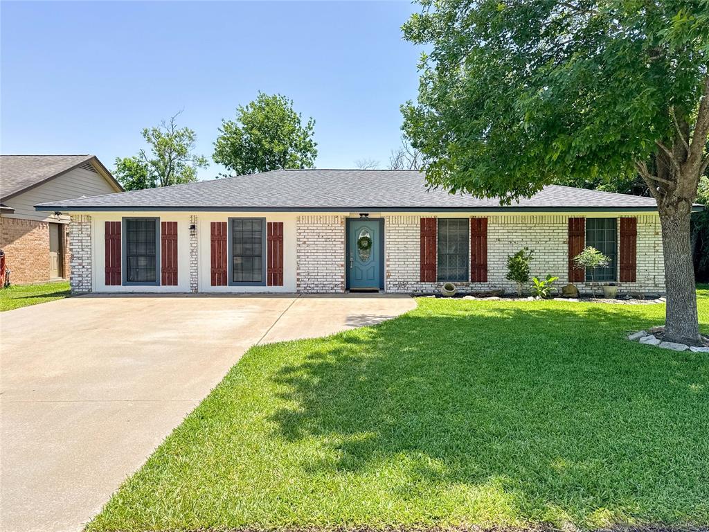712 Molina Drive, Angleton, Texas image 1