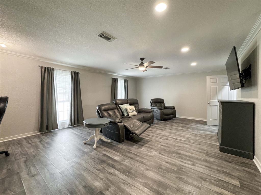 712 Molina Drive, Angleton, Texas image 5