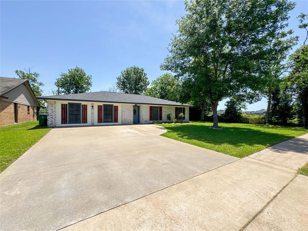 712 Molina Drive, Angleton, Texas image 30