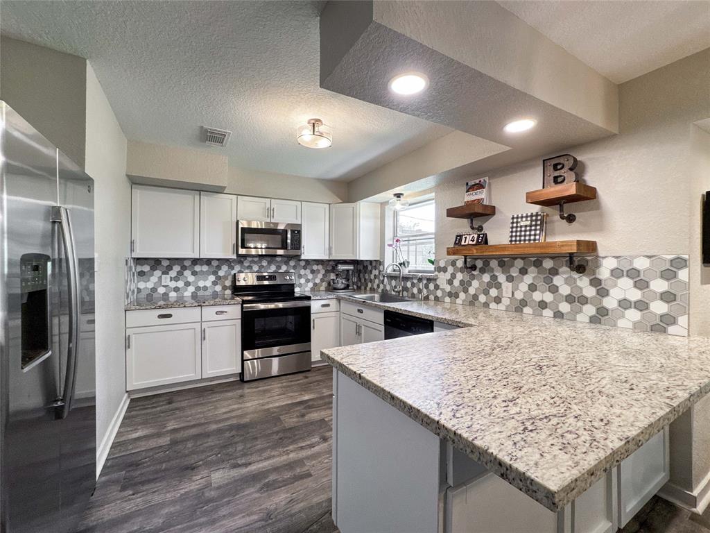 712 Molina Drive, Angleton, Texas image 10