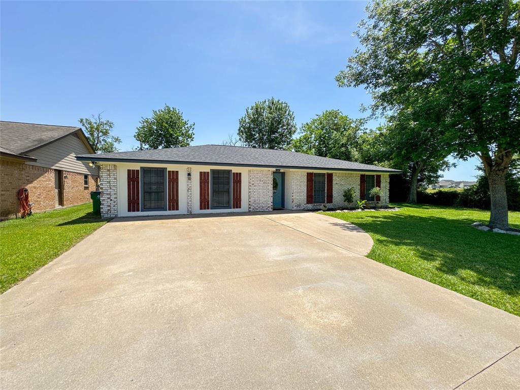 712 Molina Drive, Angleton, Texas image 32