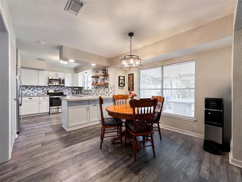 712 Molina Drive, Angleton, Texas image 7