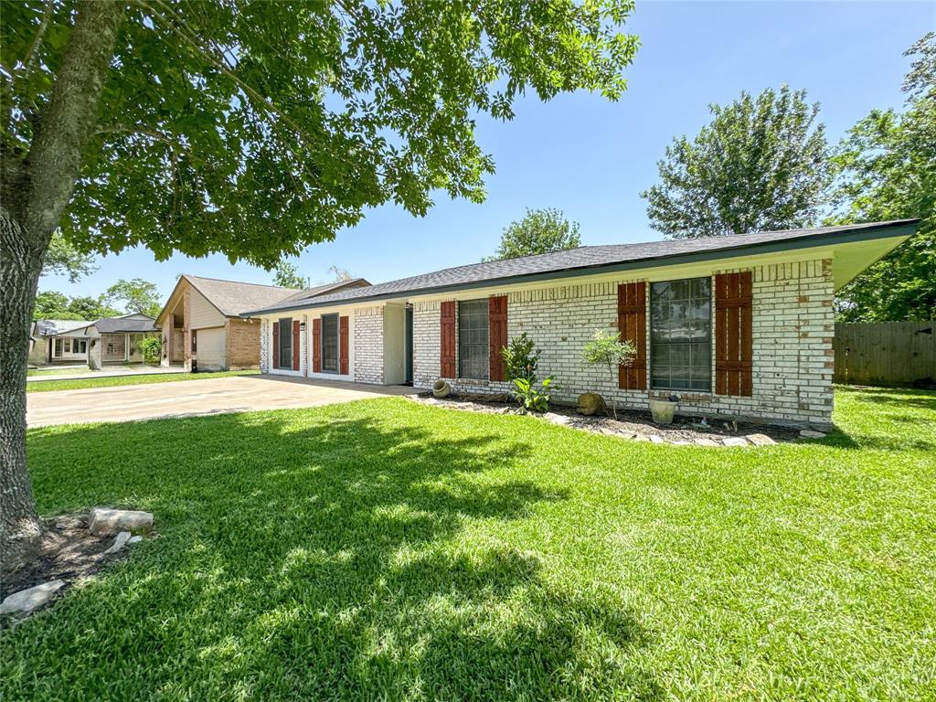712 Molina Drive, Angleton, Texas image 34