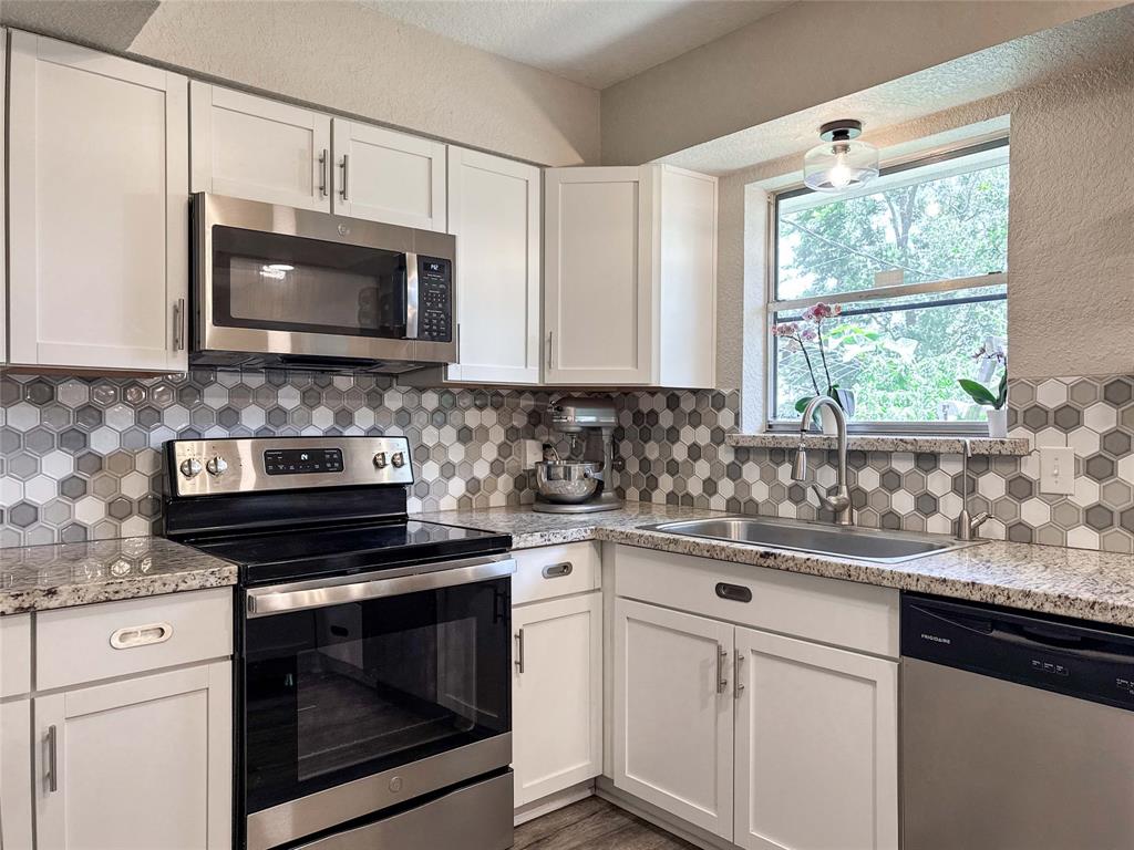 712 Molina Drive, Angleton, Texas image 9