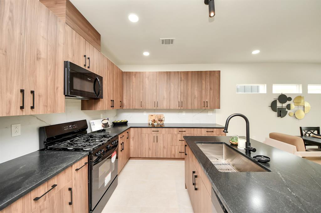 319 E Gulf Street, Baytown, Texas image 4