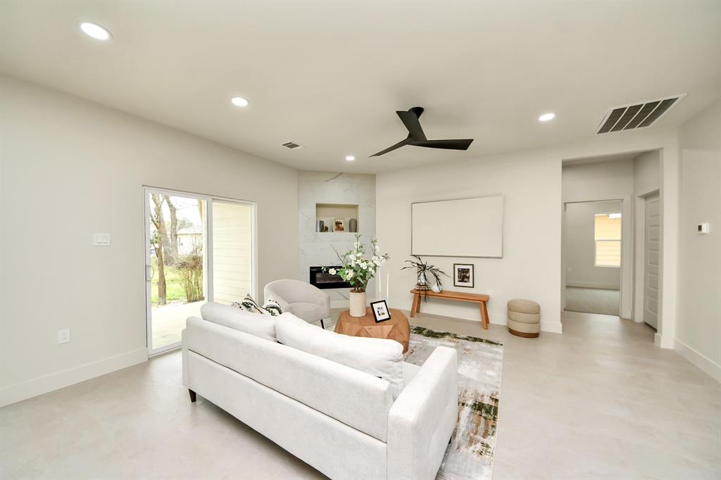 319 E Gulf Street, Baytown, Texas image 17