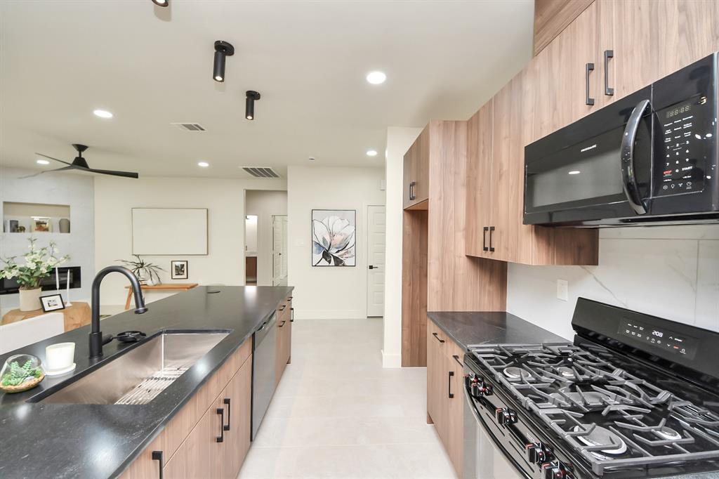 319 E Gulf Street, Baytown, Texas image 6