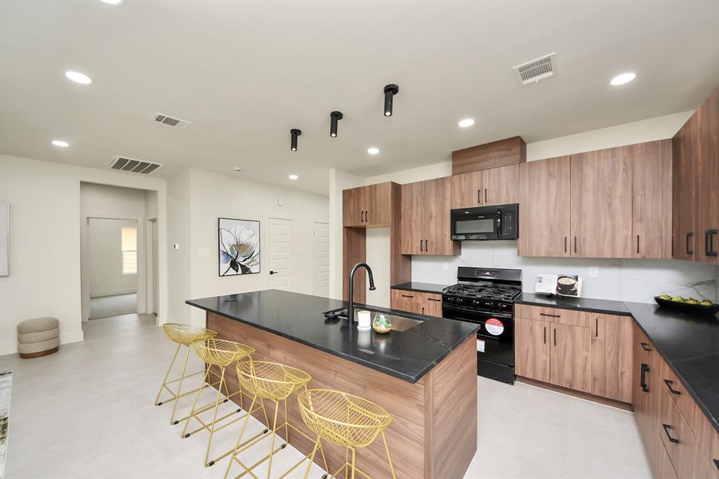 319 E Gulf Street, Baytown, Texas image 7