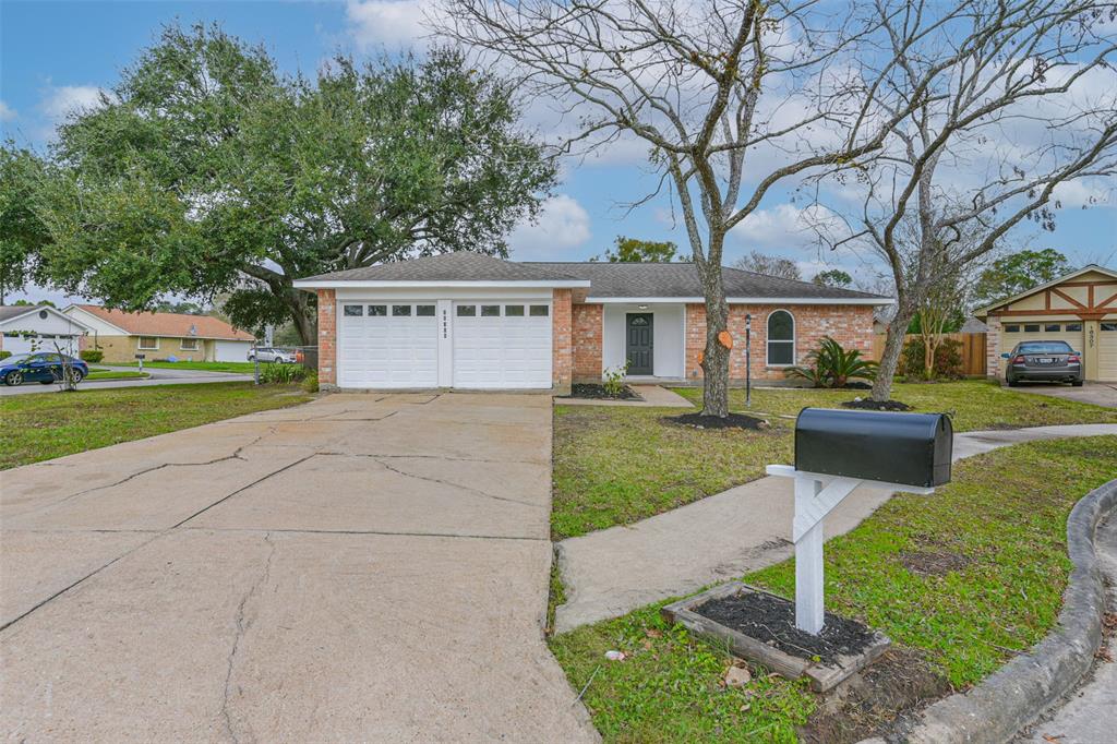 16303 SW Barcelona Drive Drive, Friendswood, Texas image 1