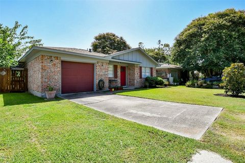 Photo of 305 S Carroll Street, La Porte, TX 77571 (MLS # 23754820)